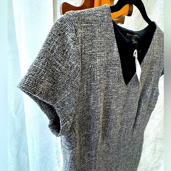 Banana Republic - Split Neck Boucle Sheath Dress - Picture 3 of 7